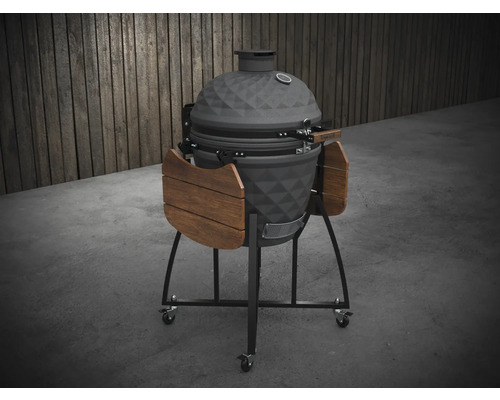 Keramikgrill auf Rädern mit Holzablagen