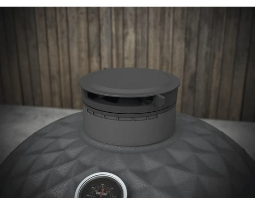 Aufsicht auf einen Holzkohlegrill mit Temperaturanzeige.