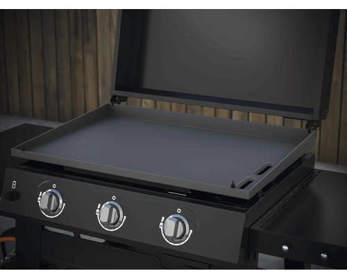 Grillplatte mit drei Brennern und geöffnetem Deckel