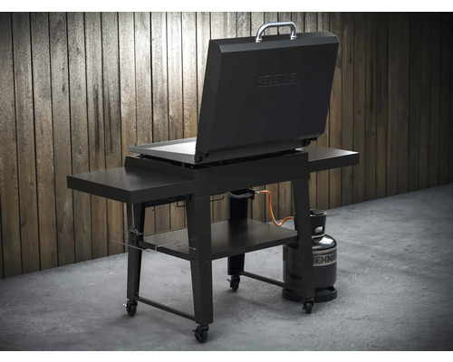 Gasgrill mit geöffnetem Deckel, Ablageflächen und Gasflasche