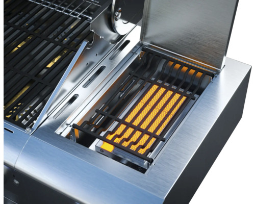 Detailaufnahme eines Grills mit geöffnetem Deckel und Grillrost