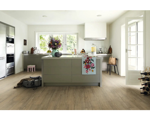 Helle Küche mit Kücheninsel, Holzboden und modernen Geräten für ein stilvolles Ambiente