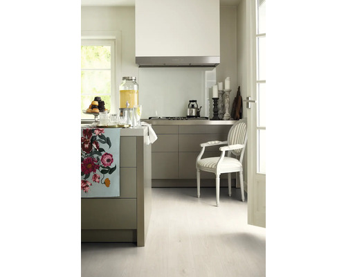 Helle Küche mit Kücheninsel, Dunstabzugshaube und Sitzgelegenheit