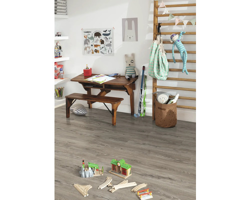 Kinderzimmer mit Holzboden, Schreibtisch und Spielzeug