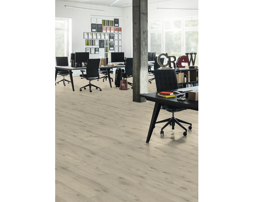 Heller Büroraum mit Holzboden, Schreibtischen und Bürostühlen.