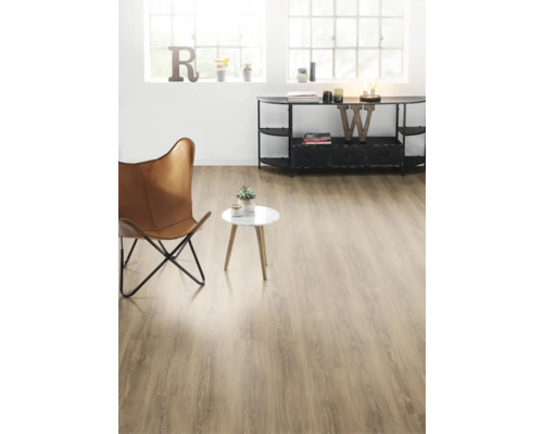 Heller Raum mit Laminatboden, Sessel, Beistelltisch und Konsole