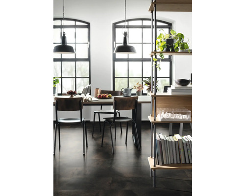 Pièce lumineuse avec table à manger, chaises, suspensions et étagère
