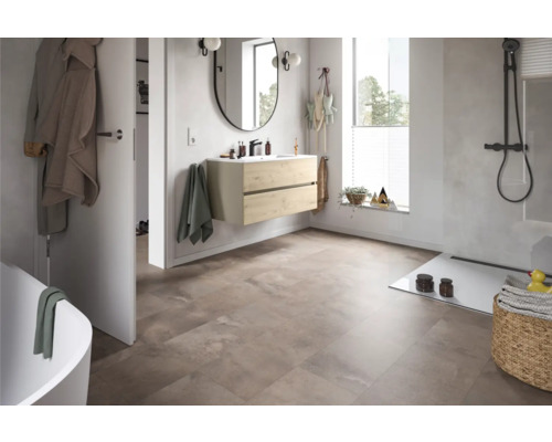 Helles Badezimmer mit Waschtisch, Spiegel, Dusche und Bodenfliesen in Steinoptik