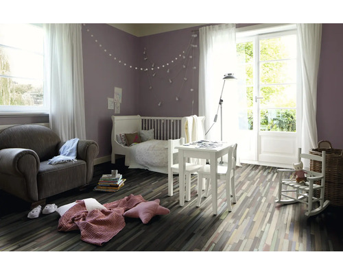 Chambre d''enfant lumineuse avec lit de bébé, table, chaises, fauteuil et plancher en bois