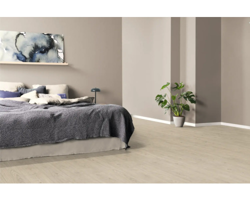 Schlafzimmer mit Bett, Bild und Zimmerpflanze auf hellem Holzboden