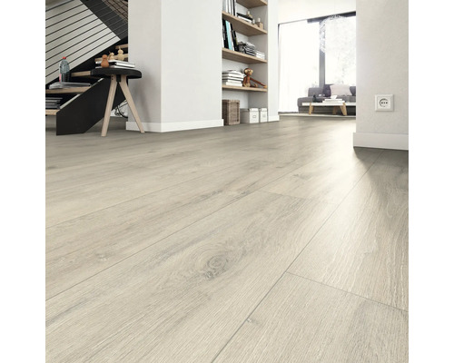 Heller Laminatboden in einem Wohnraum mit Treppe und Regalen