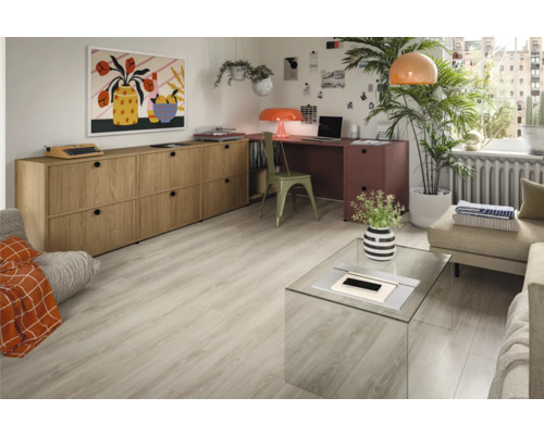 Wohnzimmer mit Kommode, Schreibtisch, Stuhl und Sofa auf hellem Holzboden