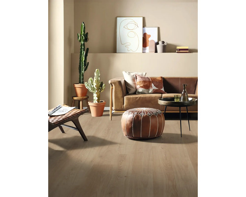 Helles Wohnzimmer mit Sofa, Kissen, Pflanzen und Holzboden