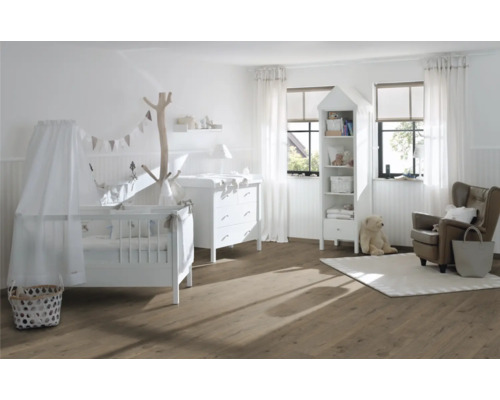 Helles Kinderzimmer mit Kinderbett, Wickelkommode, Regal und Sessel