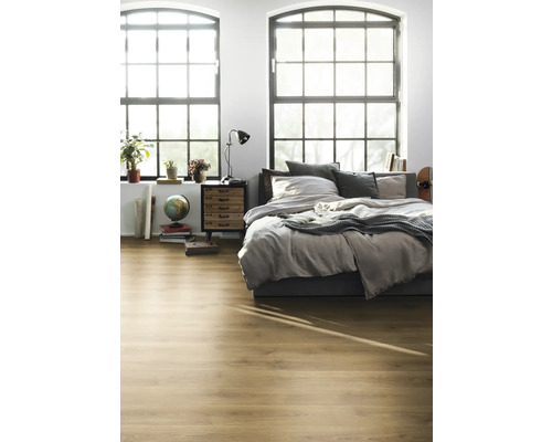 Chambre lumineuse avec plancher en bois, lit, table de chevet et grandes fenêtres