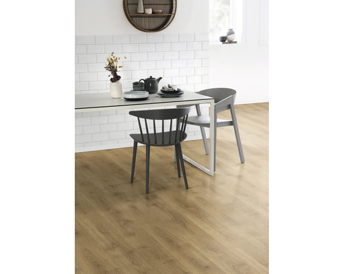 Table de salle à manger avec vaisselle et chaises sur sol stratifié