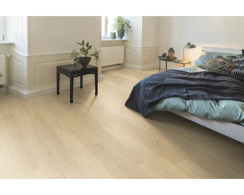 Helles Schlafzimmer mit Holzboden, Bett und Nachttisch