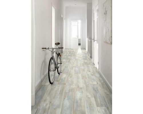 Flur mit Holzboden und Fahrrad an der Wand