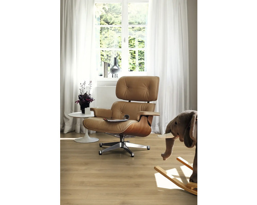 Wohnzimmer mit Laminatboden, Sessel und Fenster