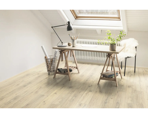 Espace de travail lumineux sous un velux avec bureau sur planchers en bois