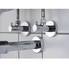 Eckventile und Wasserrohr aus Metall vor weisser Wand