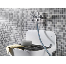 Bac d''évier avec robinet, éponge et torchon sur fond de mosaïque