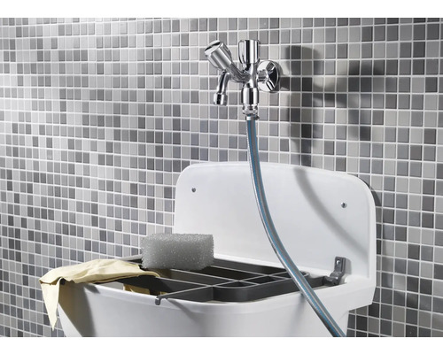 Bac d''évier avec robinet, éponge et torchon sur fond de mosaïque