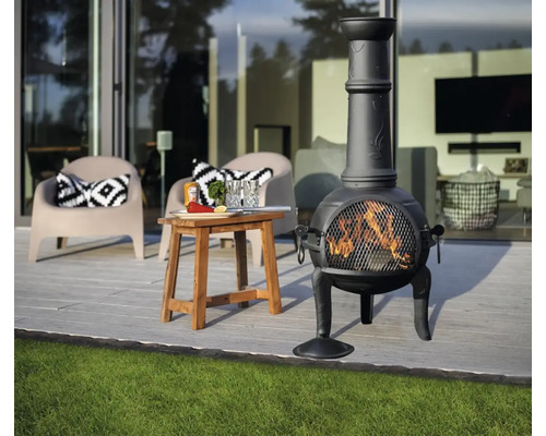 Gartenambiente mit Chimenea, Gartenmöbeln und Dekoration auf Terrasse