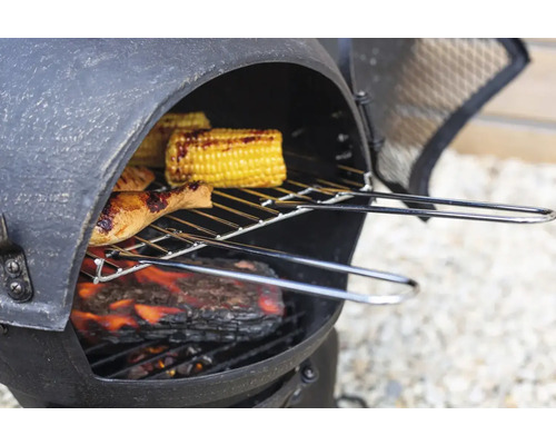 Kugelgrill mit Maiskolben und Hähnchenkeule auf dem Grillrost