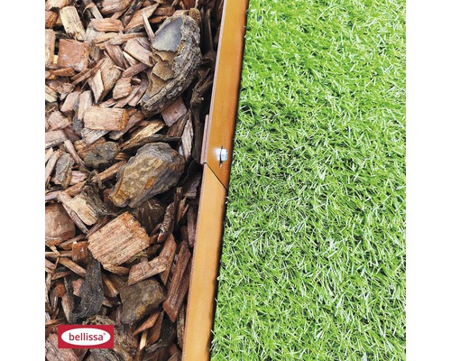 Bordure de parterre en métal entre le paillis et le gazon synthétique