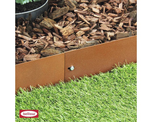 Scène de jardin avec gazon, paillis d''écorce et bordure de gazon Bellissa en métal