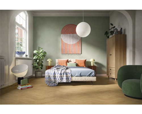 Chambre lumineuse avec lit, tables de chevet, lampe, armoire et fauteuil