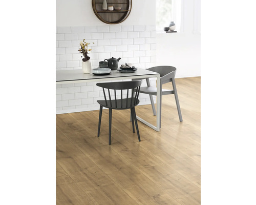 Esszimmer mit Laminatboden, Tisch und Stühlen