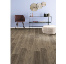 Intérieur avec plancher en bois, chaise, console, tabouret et décoration murale