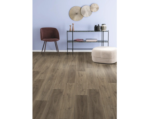 Innenraumszene mit Holzboden, Stuhl, Konsole, Hocker und Wanddekoration