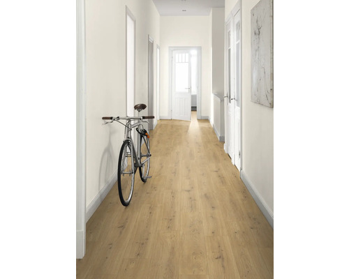 Flur mit hellem Holzboden und Fahrrad