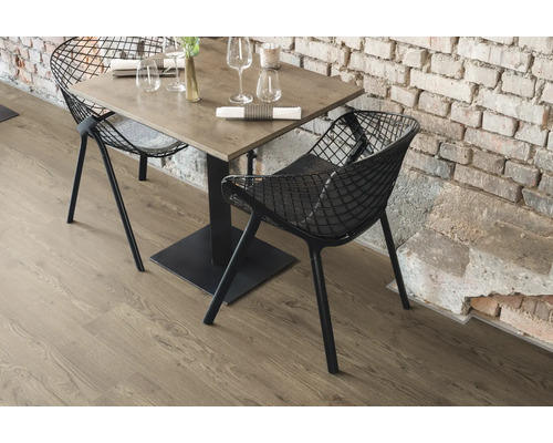 Quadratischer Esstisch mit zwei Stühlen in einem Restaurant