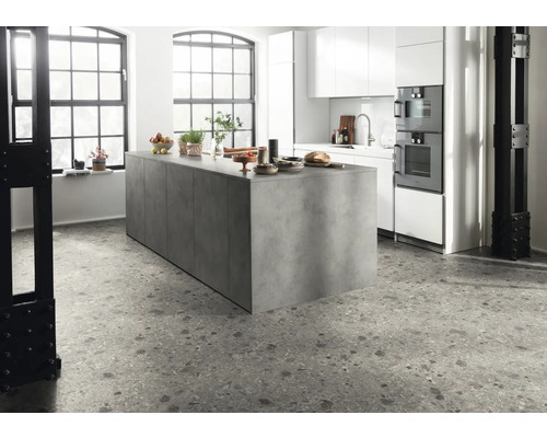 Cuisine moderne avec îlot de cuisine, armoires blanches et sol en terrazzo.