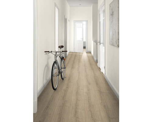 Flur mit Laminatboden, weißen Wänden und einem Fahrrad