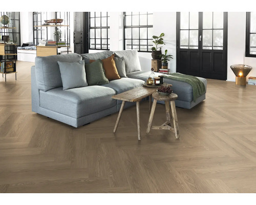 Wohnzimmer mit Parkettboden im Fischgrätmuster, Sofa und Holztischen.