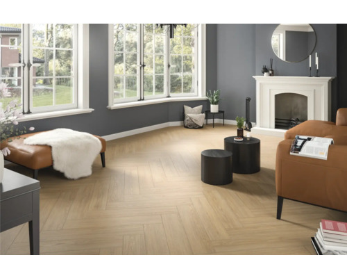 Salon avec parquet en point de Hongrie, cheminée et sièges