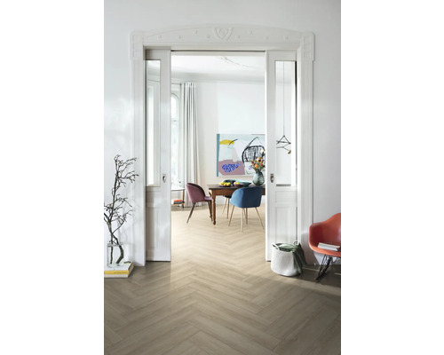 Heller Raum mit Fischgrätparkett, Esstisch und Stühlen