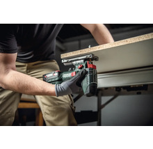 Artisan utilisant une cisaille à tôle sans fil Metabo pour couper une pièce