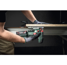 Scie sauteuse Metabo coupant une pièce de bois