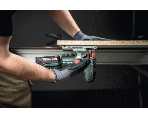 Scie sauteuse Metabo coupant une pièce de bois