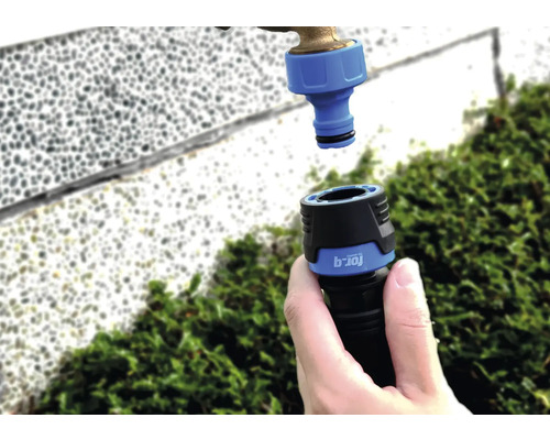 Le raccord de tuyau b-for-q est raccordé à un robinet