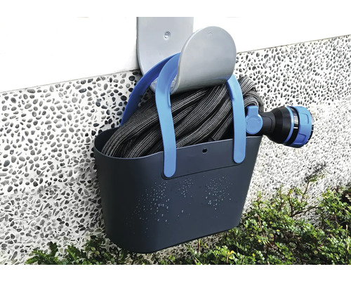 Tuyau d''arrosage avec buse sur support de tuyau