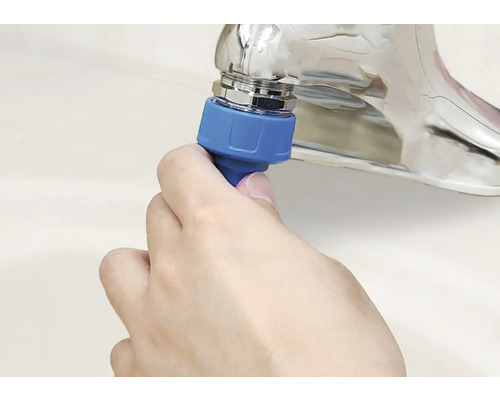 Un robinet est connecté à un raccord de tuyau bleu.