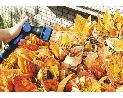 Une personne arrose des plantes avec un pistolet d''arrosage.