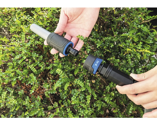 Raccord de tuyau d''arrosage en cours de connexion